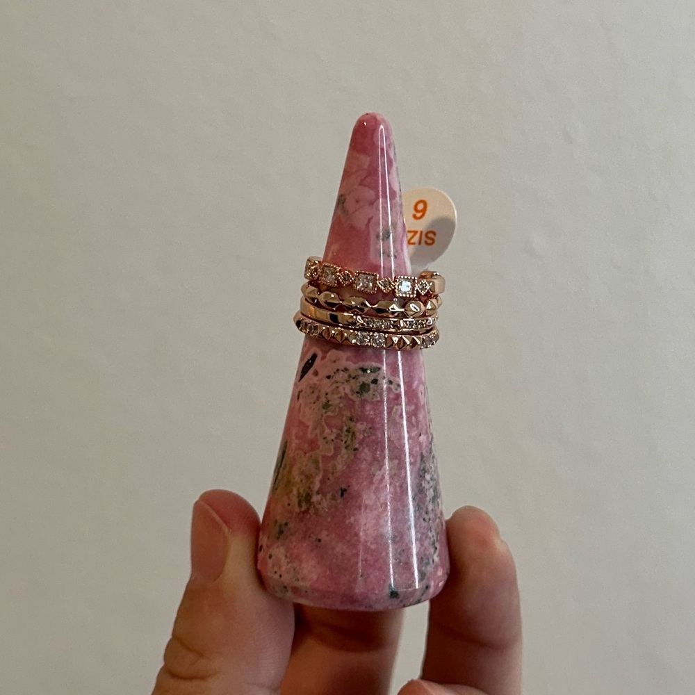 Delicates rose gold ring stack